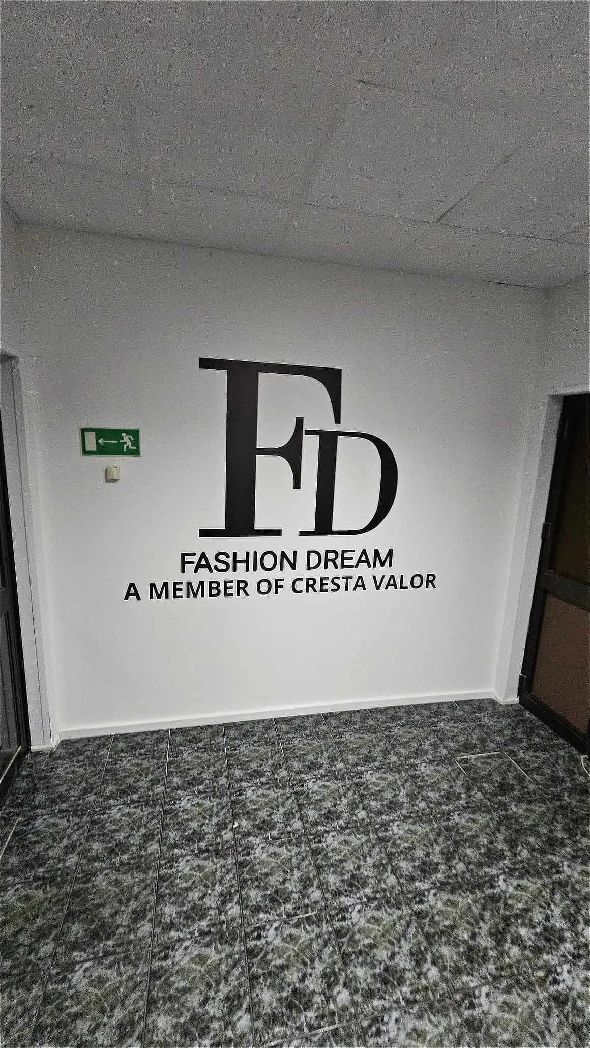 Logo Fashion Dream wydrukowane na ścianie w przestrzeni handlowej